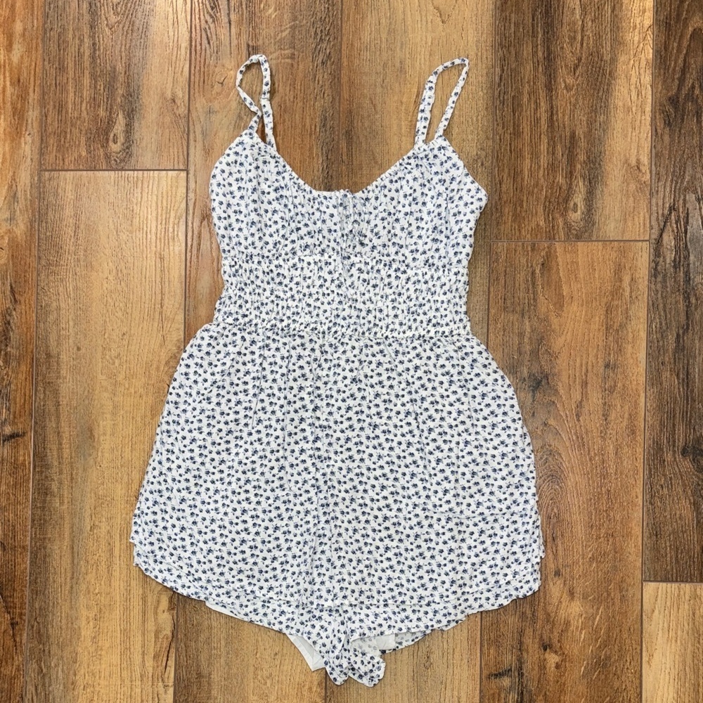 Hollister Floral Romper - Picture 4 of 15
